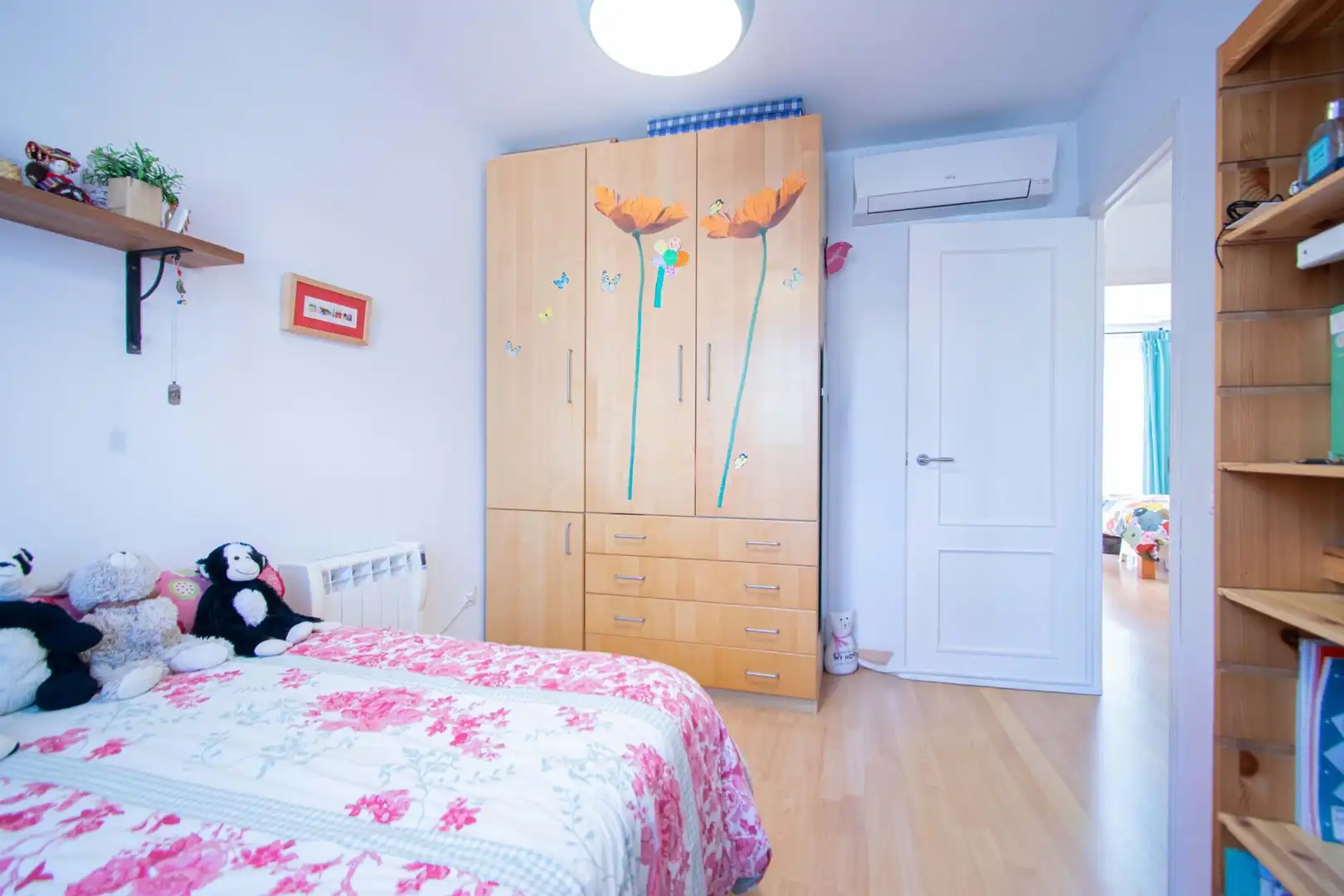 Habitación de Casa adosada en venta en Valencina de la Concepción con Aire acondicionado, Trastero y Piscina comunitaria