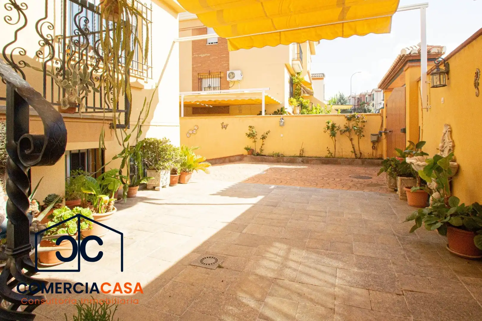 Vista exterior de Casa adosada en venta en Jun con Aire acondicionado, Calefacción y Terraza