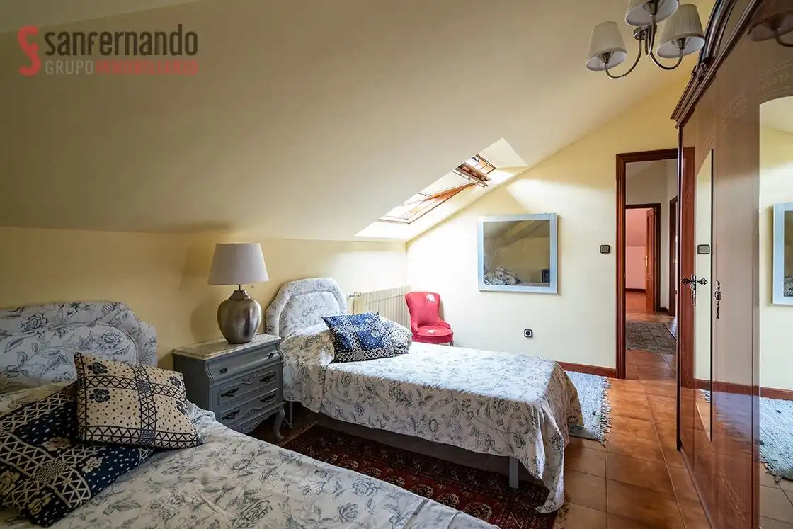 Habitación de Casa o chalet en venta en Torrelavega  con Calefacción, Jardín privado y Terraza