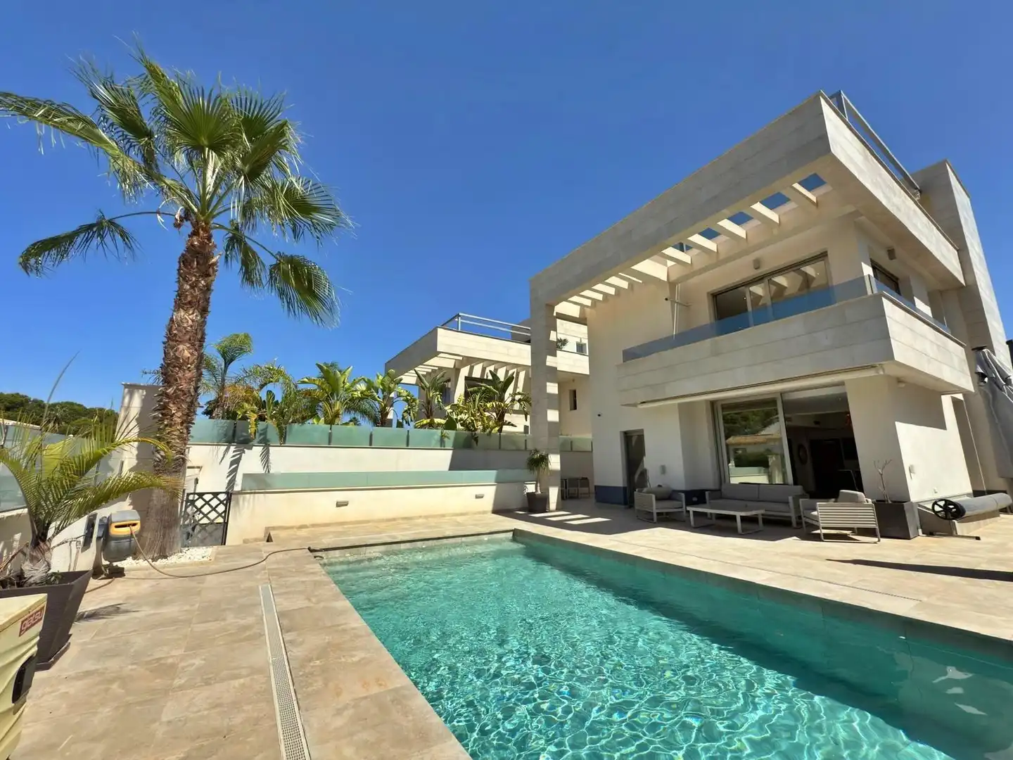 Vista exterior de Casa o xalet en venda en Orihuela amb Aire condicionat, Calefacció i Jardí privat