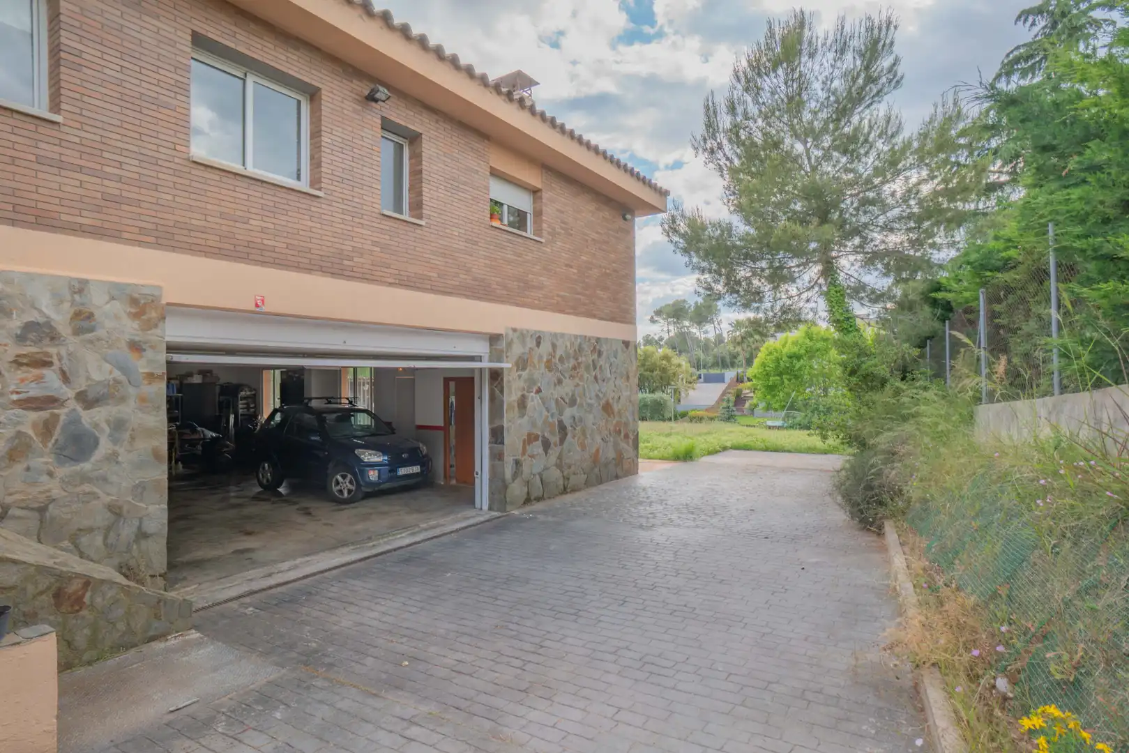 Vista exterior de Casa o xalet en venda en Sabadell amb Aire condicionat, Calefacció i Jardí privat