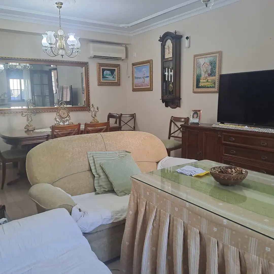 Sala d'estar de Casa adosada en venda en Dos Hermanas amb Aire condicionat, Traster i Piscina comunitària