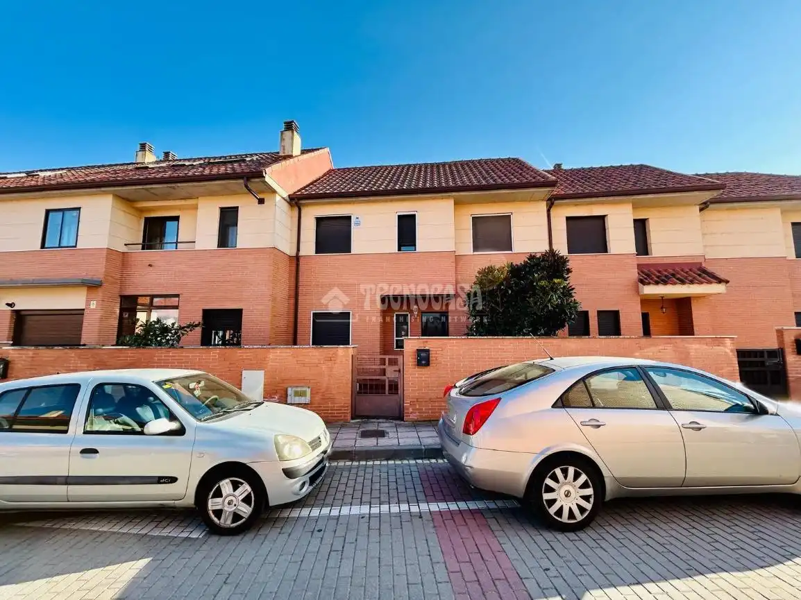 Vista exterior de Casa adosada en venda en Viana de Cega amb Calefacció