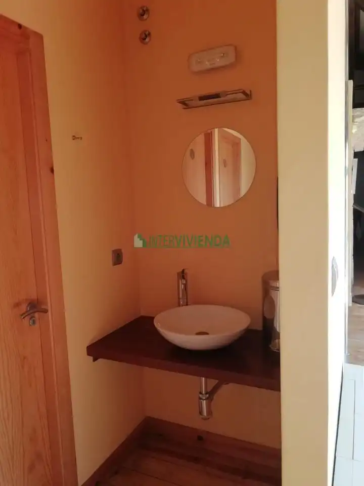 Badezimmer von Geschaftsraum zum Verkauf in Poio mit Möbliert