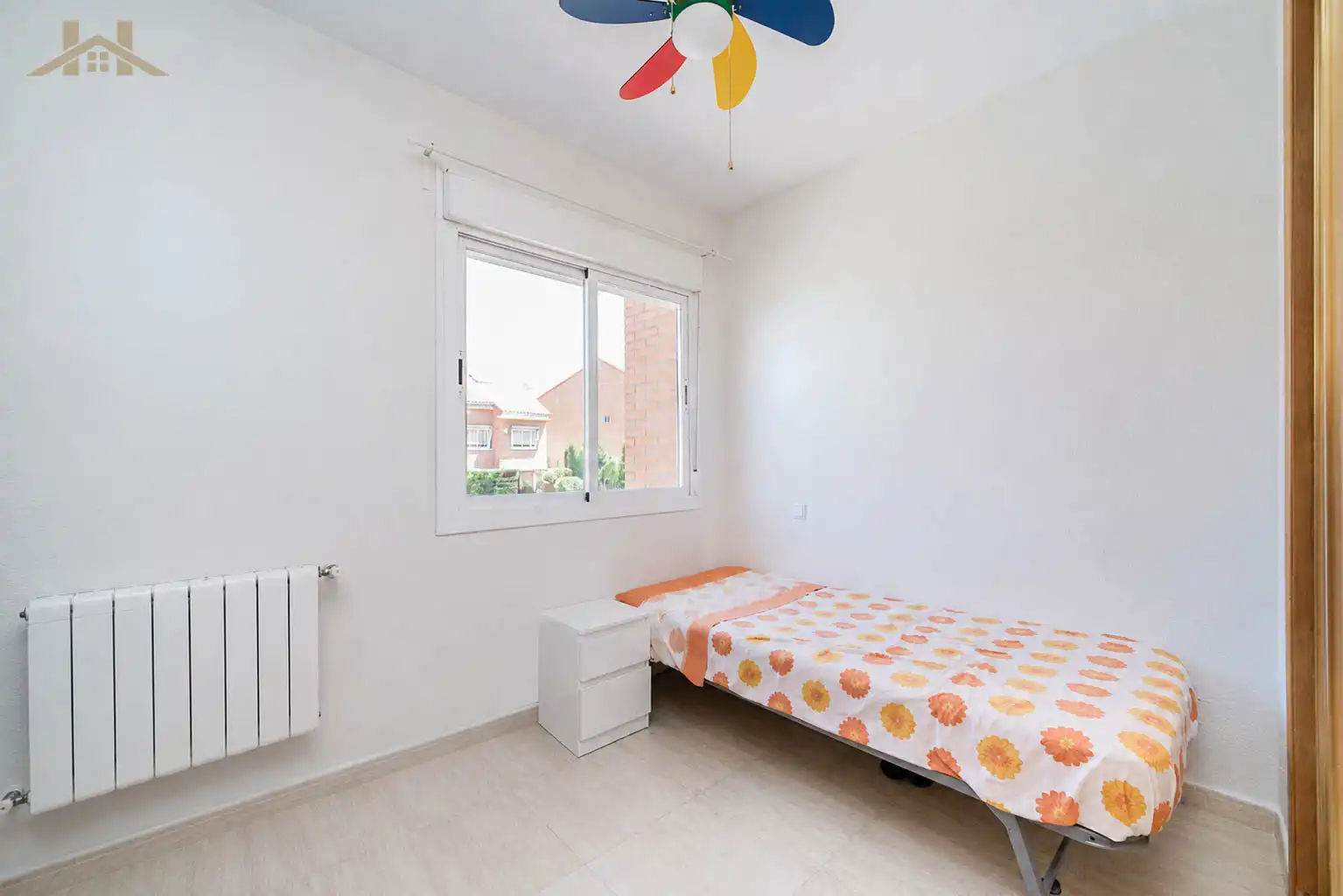 Schlafzimmer von Einfamilien-Reihenhaus zum Verkauf in Boadilla del Monte mit Heizung, Privatgarten und Mikrowelle