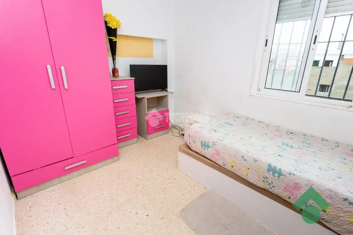 Habitación de Casa adosada en venta en Algeciras con Calefacción y Amueblado