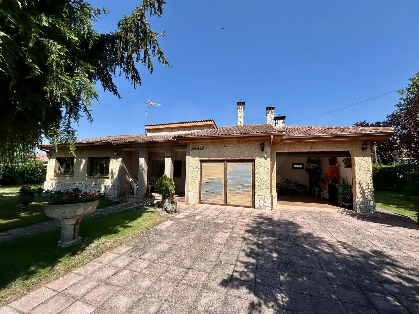 Vista exterior de Casa o chalet en venta en Villadangos del Páramo con Calefacción, Terraza y Piscina