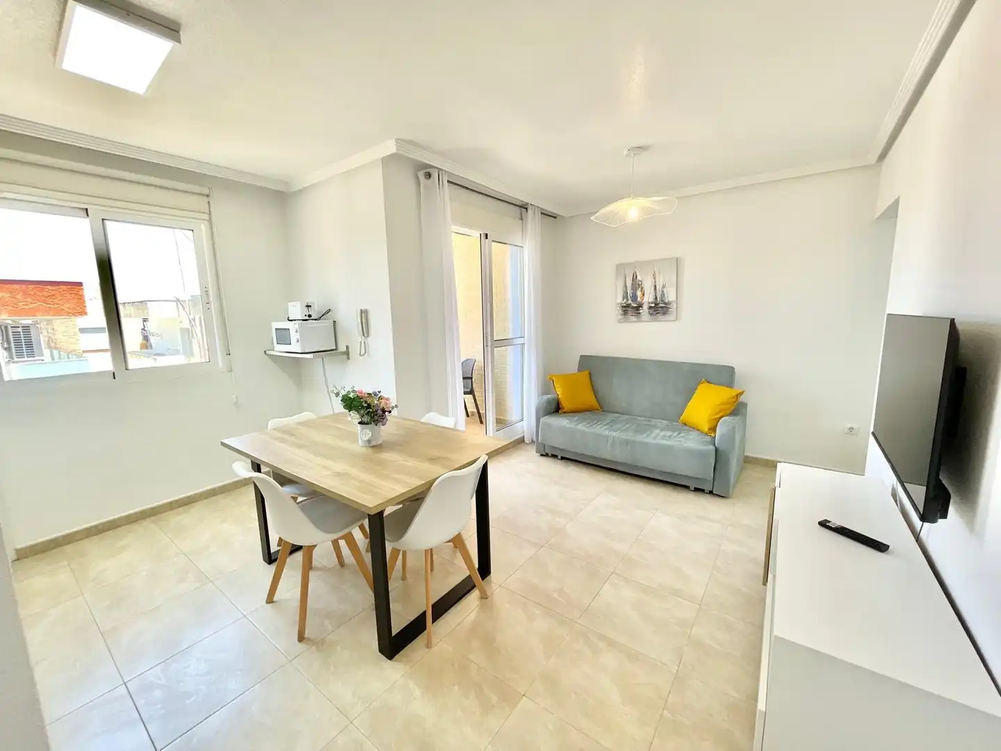 Sala d'estar de Apartament de lloguer en Los Alcázares amb Aire condicionat, Traster i Moblat
