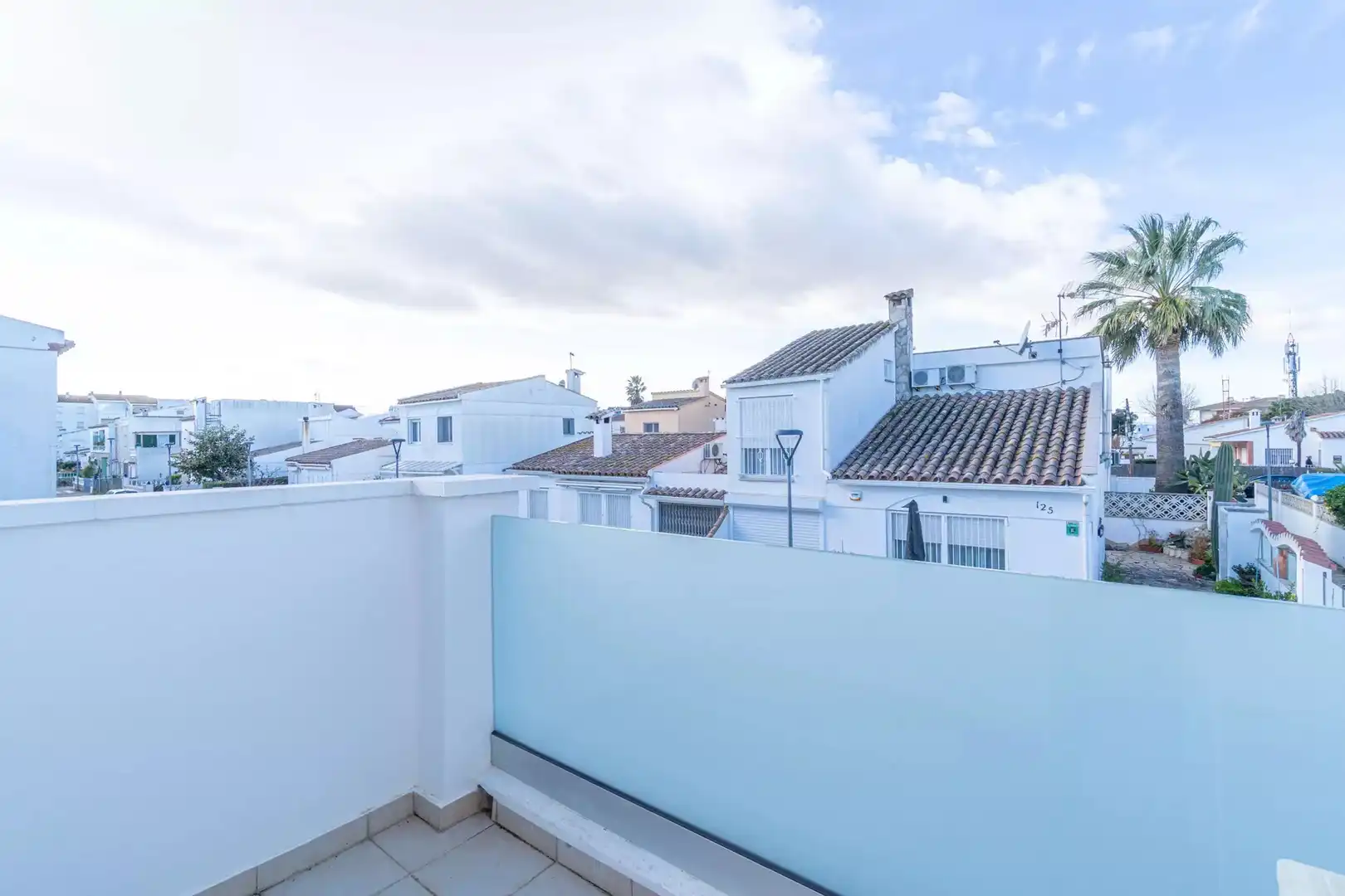 Vista exterior de Casa o xalet en venda en Empuriabrava amb Aire condicionat, Terrassa i Piscina