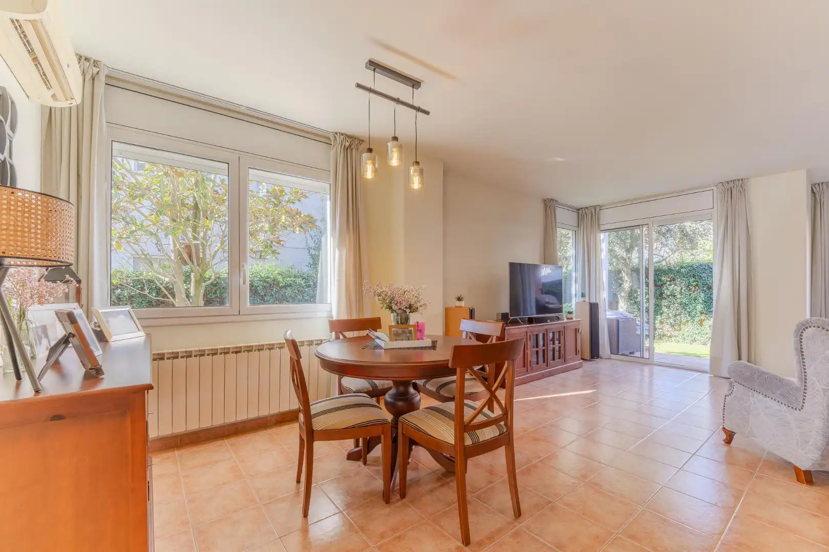 Comedor de Casa adosada en venta en Fornells de la Selva con Aire acondicionado, Calefacción y Jardín privado