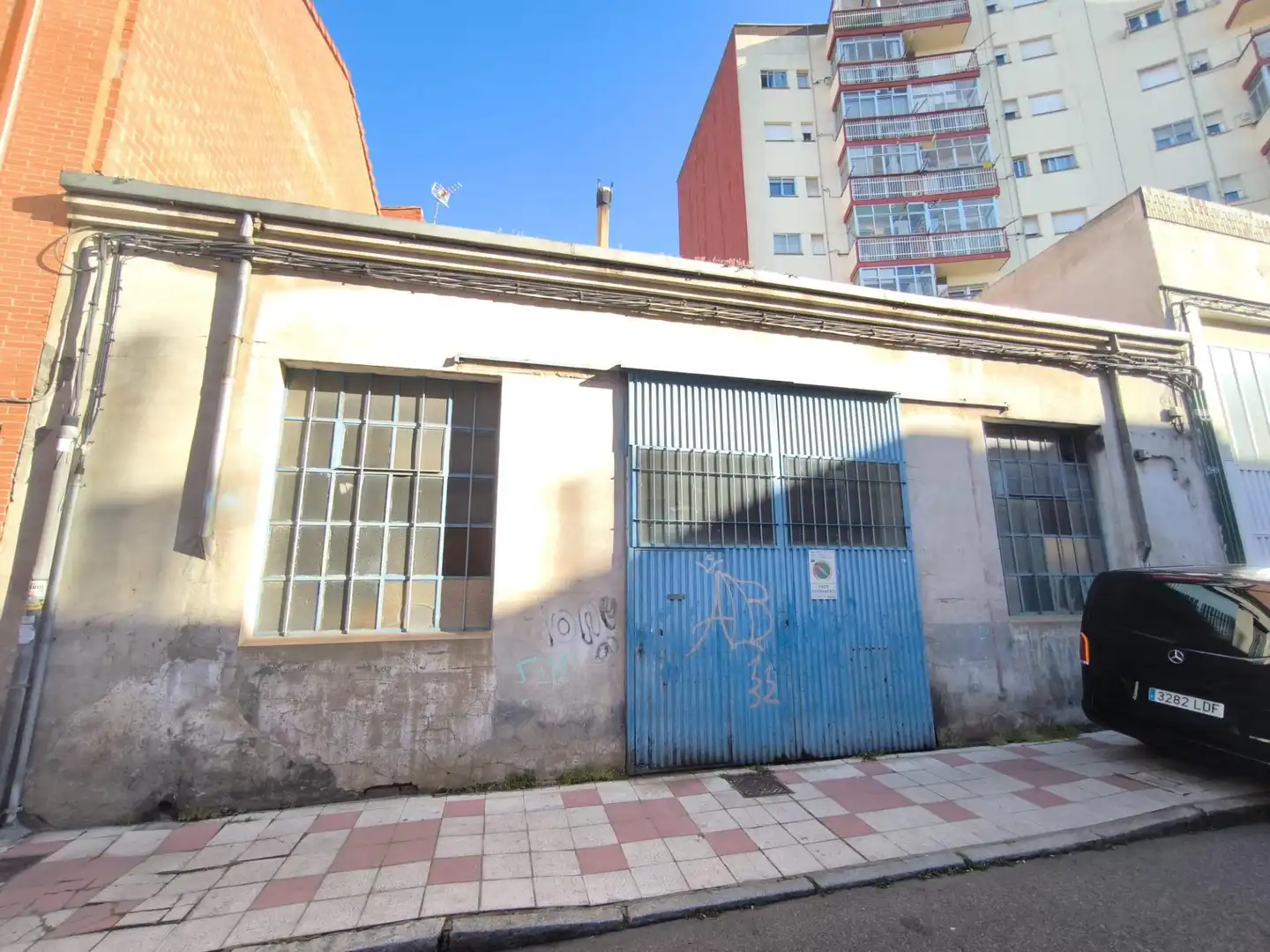 Außenansicht von Fabrikhallen zum Verkauf in León Capital 
