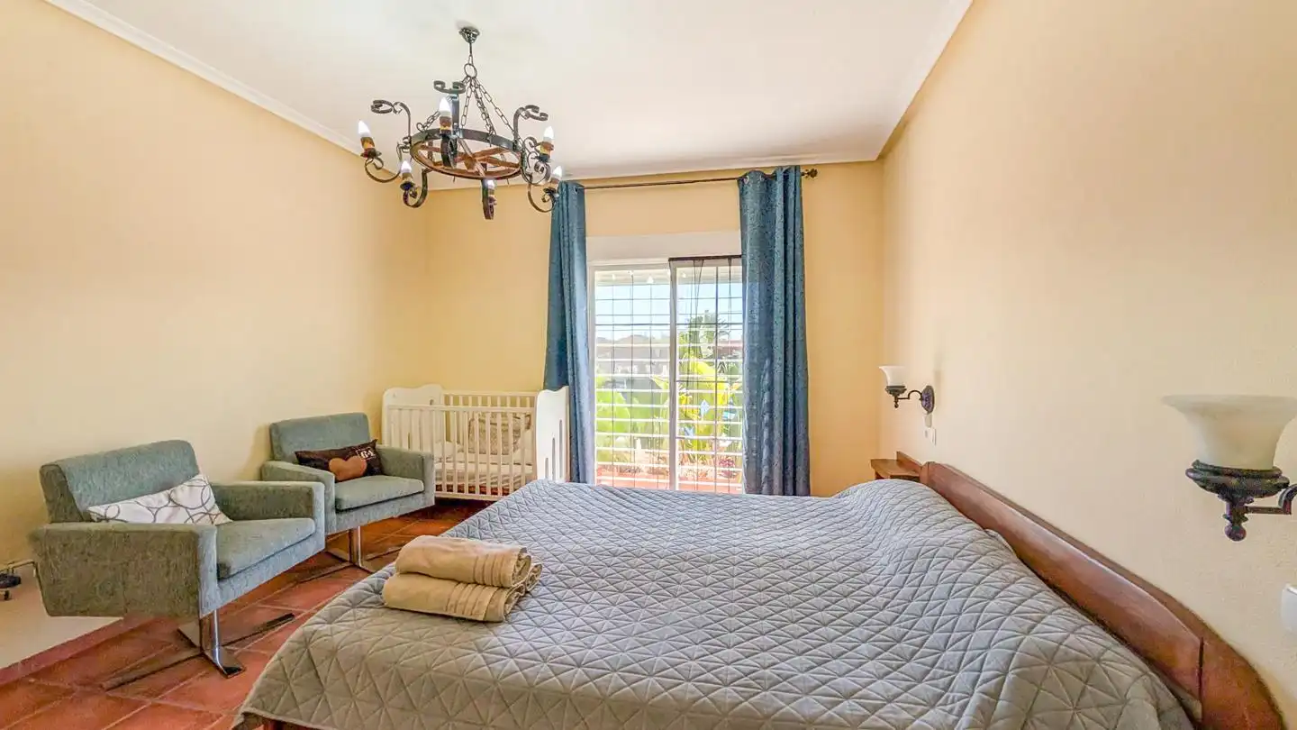 Dormitori de Casa o xalet en venda en Elche / Elx amb Aire condicionat, Jardí privat i Terrassa