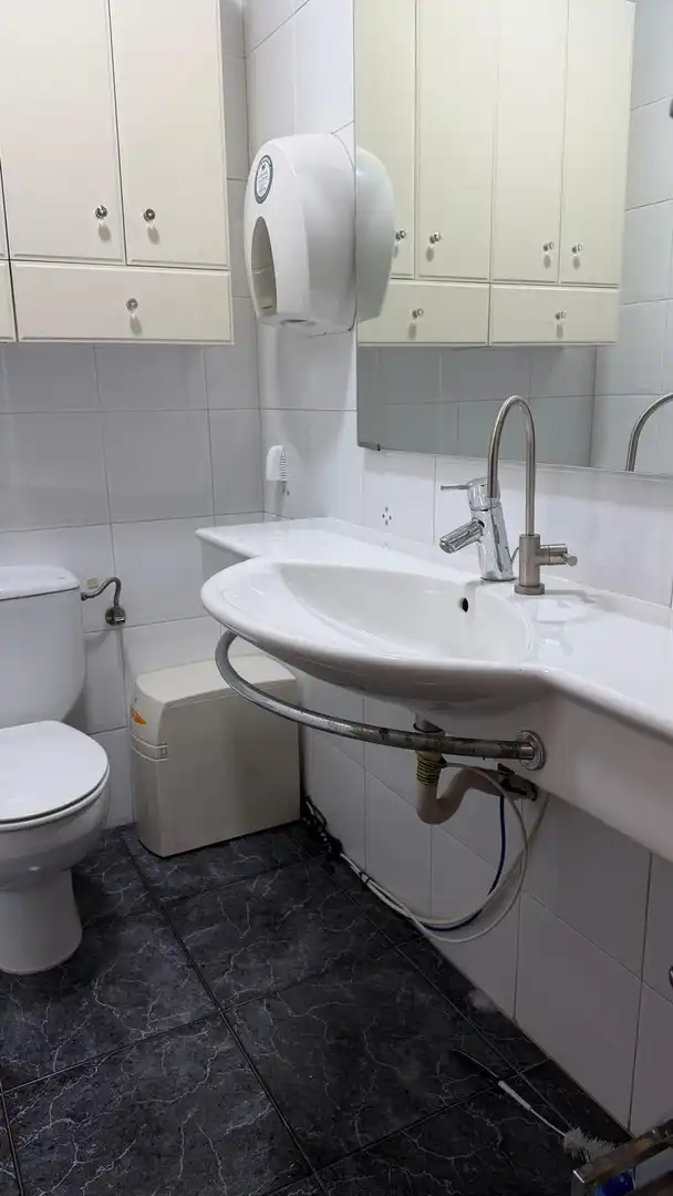 Badezimmer von Büro zur Miete in Manresa mit Heizung und Möbliert