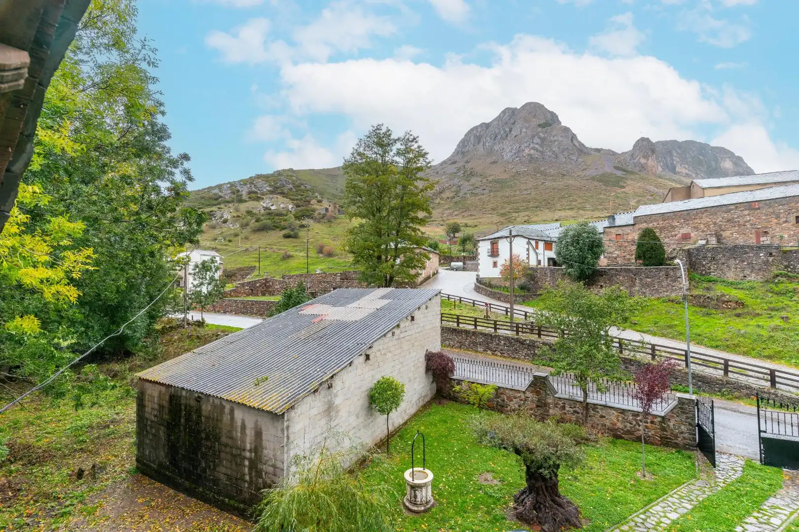 Vista exterior de Casa o chalet en venta en Cabrillanes con Calefacción, Jardín privado y Terraza