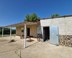 Vista exterior de Finca rústica en venda en Montehermoso amb Piscina