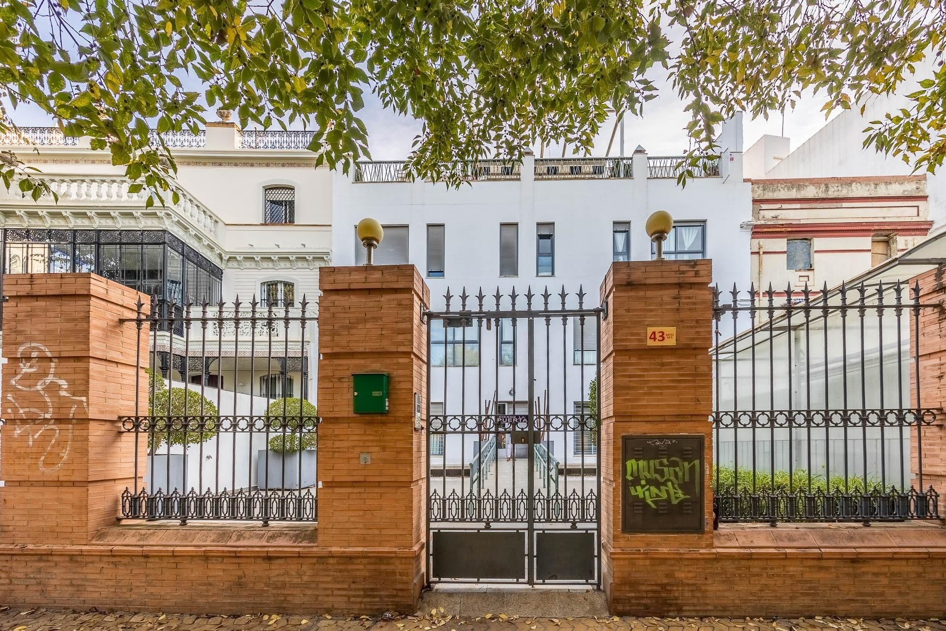 Vista exterior de Pis en venda en  Sevilla Capital amb Aire condicionat