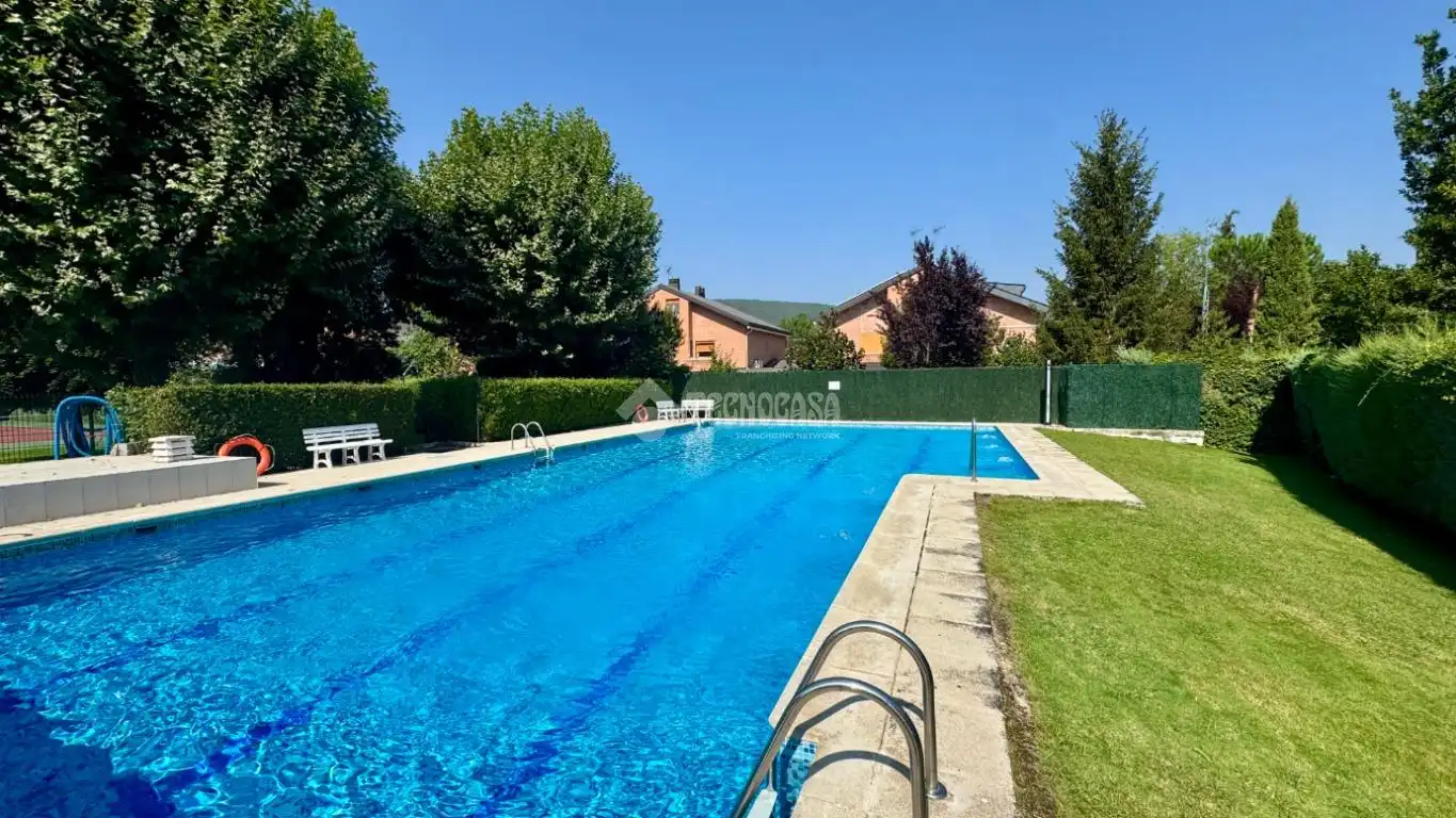 Piscina de Casa adosada en venda en Moralzarzal amb Calefacció, Terrassa i Piscina comunitària