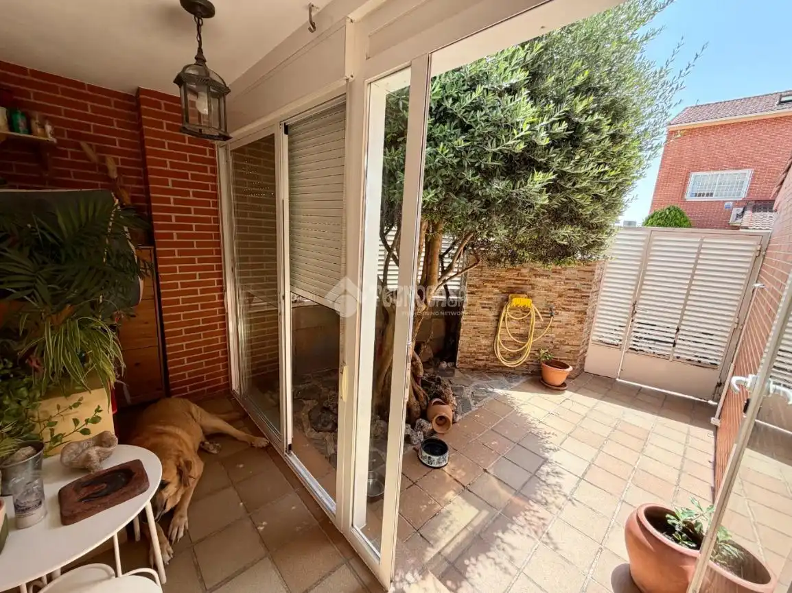 Vista exterior de Casa adosada en venda en Daganzo de Arriba amb Aire condicionat, Parquet i Piscina