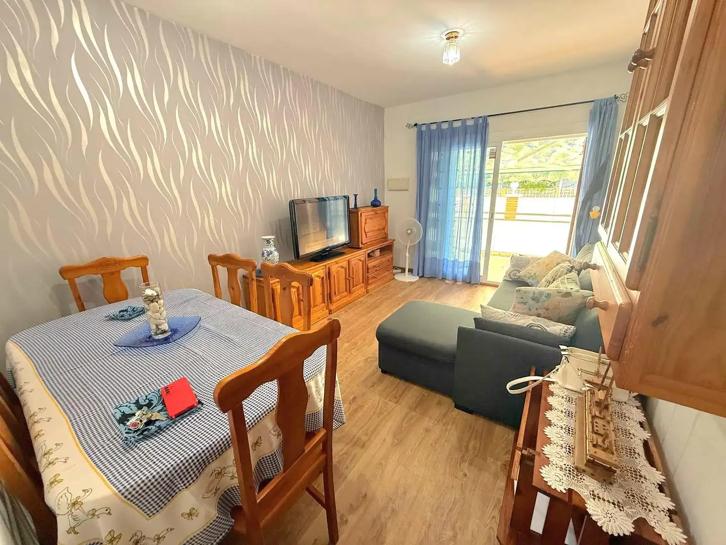Sala d'estar de Planta baixa en venda en Calafell amb Parquet i Terrassa