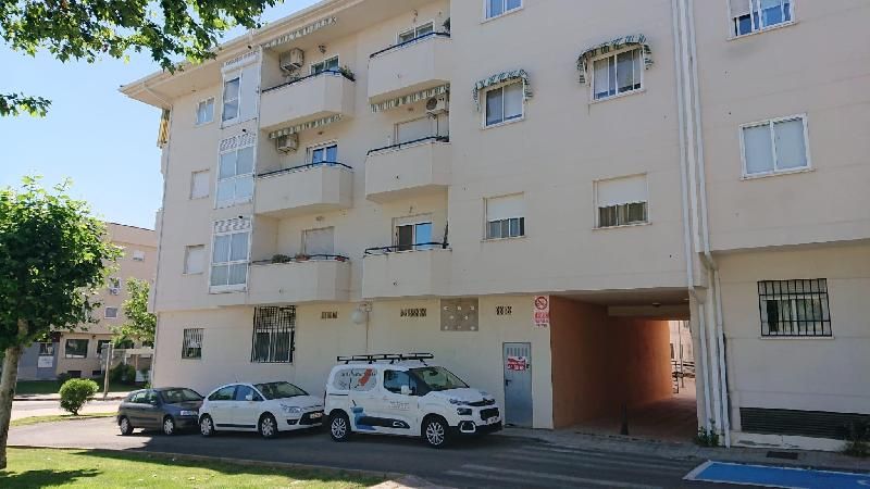 Vista exterior de Pis de lloguer en Plasencia amb Calefacció, Jardí privat i Moblat