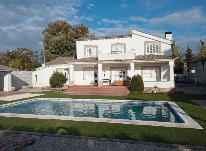 Vista exterior de Casa o xalet en venda en Torreperogil amb Calefacció, Jardí privat i Terrassa