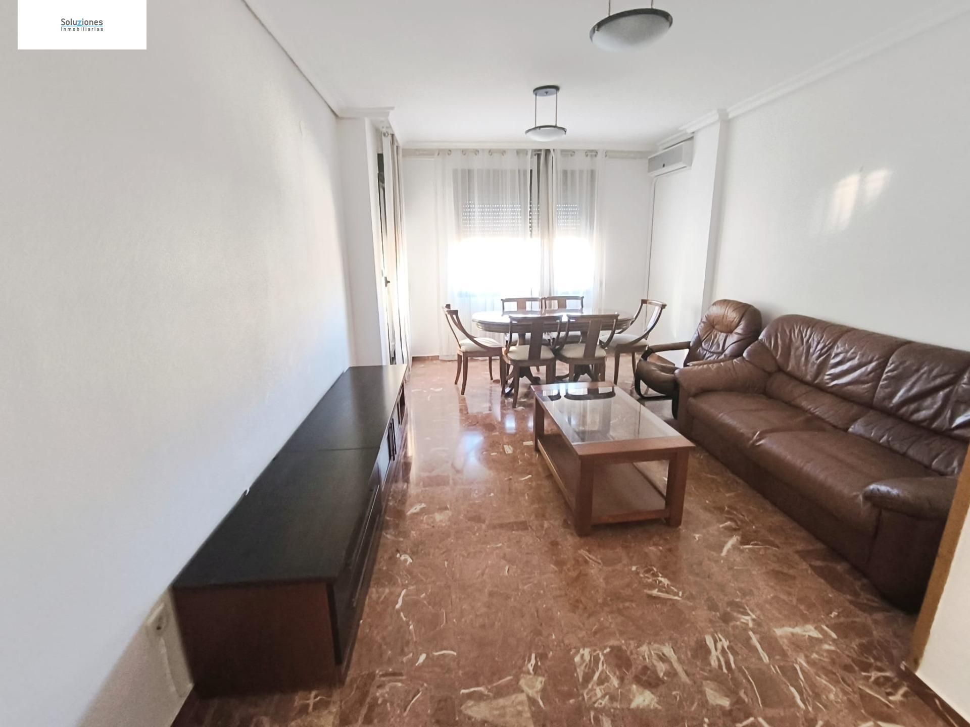 Piso de alquiler en Feria