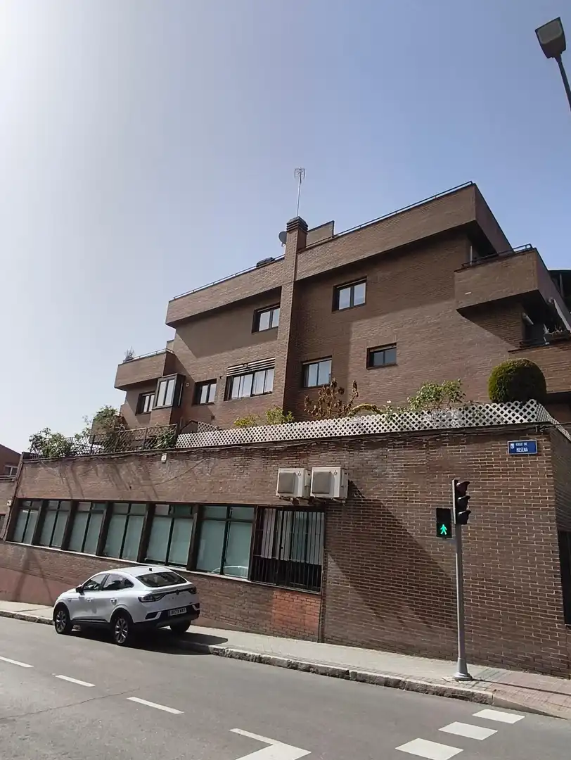 Vista exterior de Estudi en venda en Madrid amb Calefacció, Jardí privat i Parquet