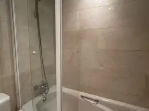 Bathroom of Flat for rent in Madrid  with Air Conditioner, Heating and Parquet flooring