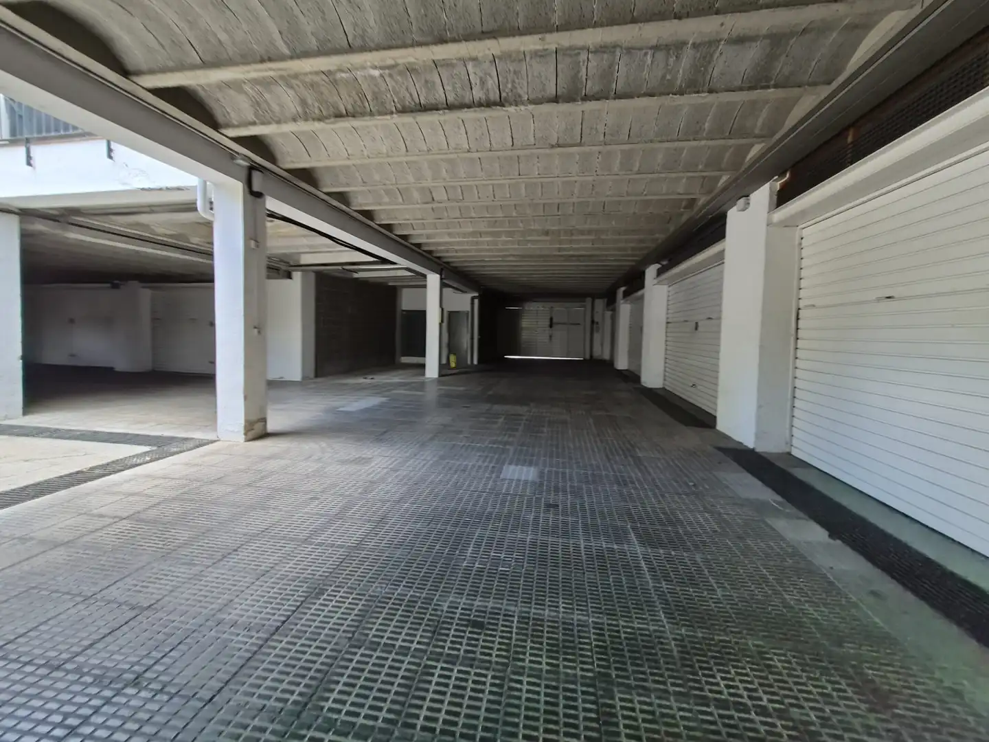 Parkplatz von Einfamilien-Reihenhaus zum Verkauf in Calella mit Klimaanlage, Heizung und Privatgarten