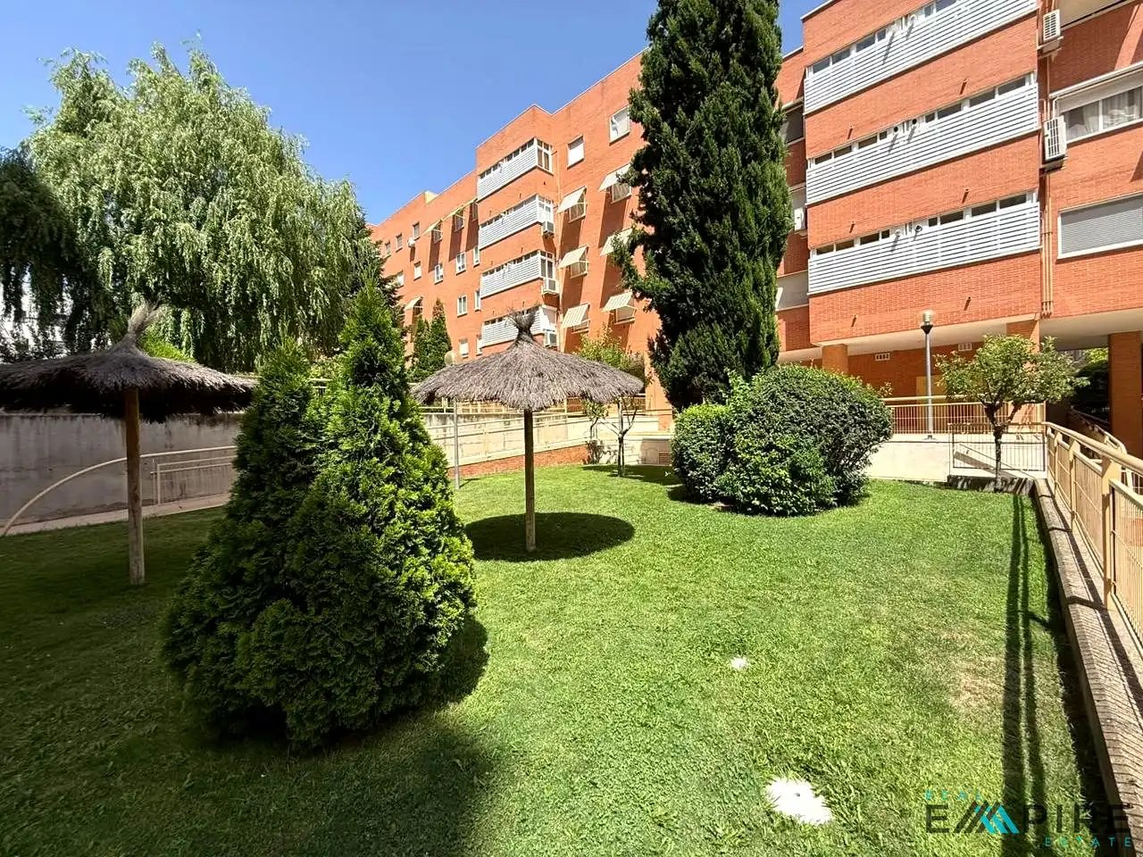 Jardín de Piso en venta en Madrid con Calefacción, Trastero y Piscina