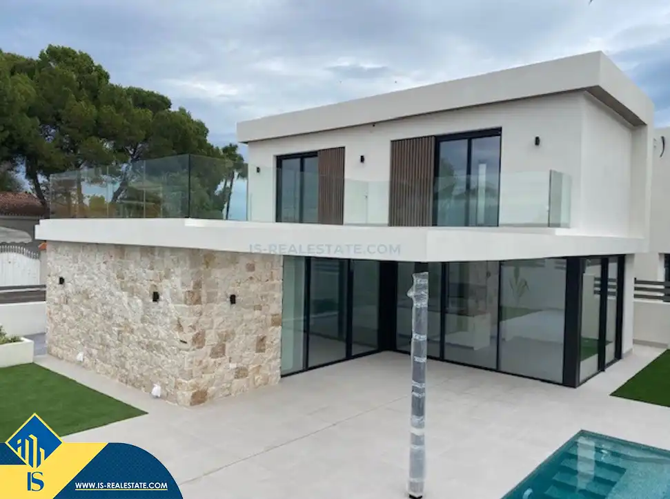 Detached house with pool for sale in Orihuela Costa
