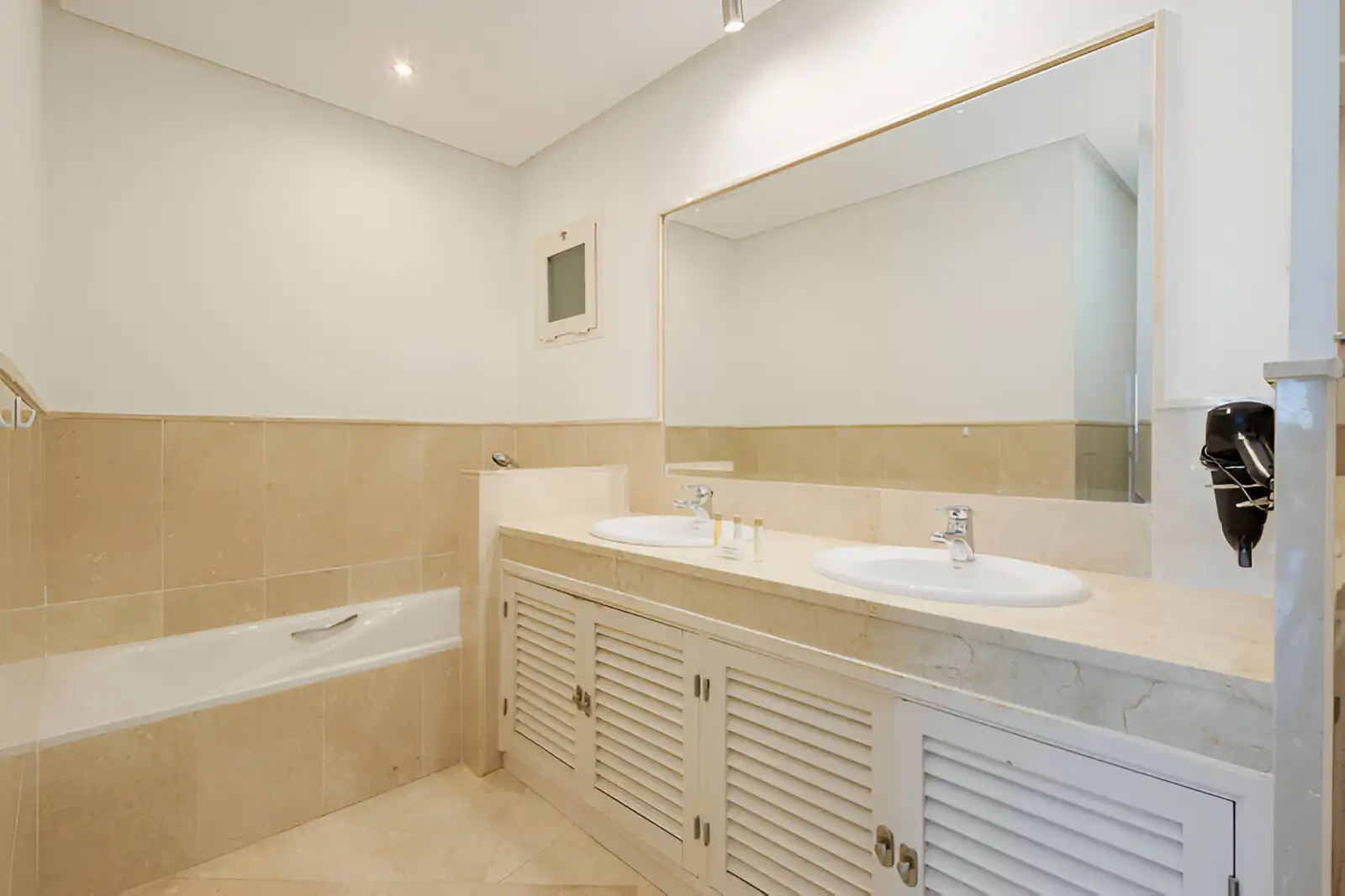 Badezimmer von Erdgeschoss zum Verkauf in Marbella mit Klimaanlage, Privatgarten und Terrasse