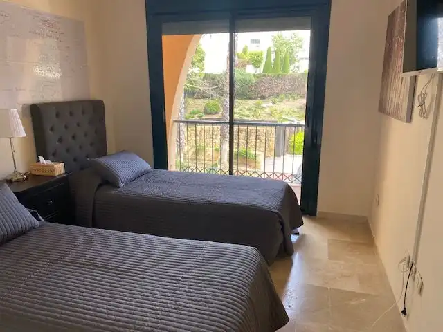 Habitación de Apartamento de alquiler en Estepona con Aire acondicionado, Calefacción y Jardín privado
