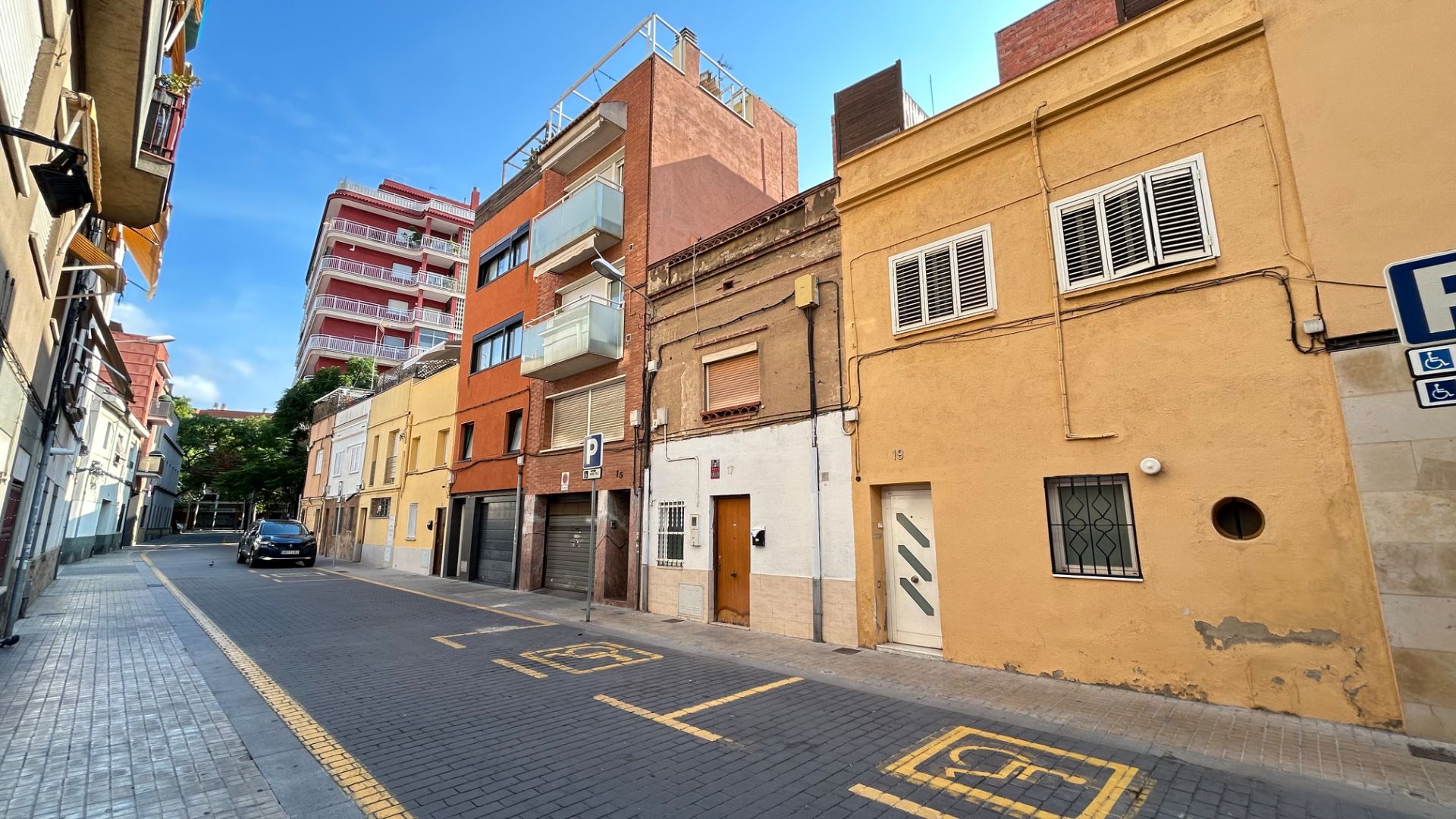 Exterior view of House or chalet for sale in  Barcelona Capital  with Terrace and Alarm