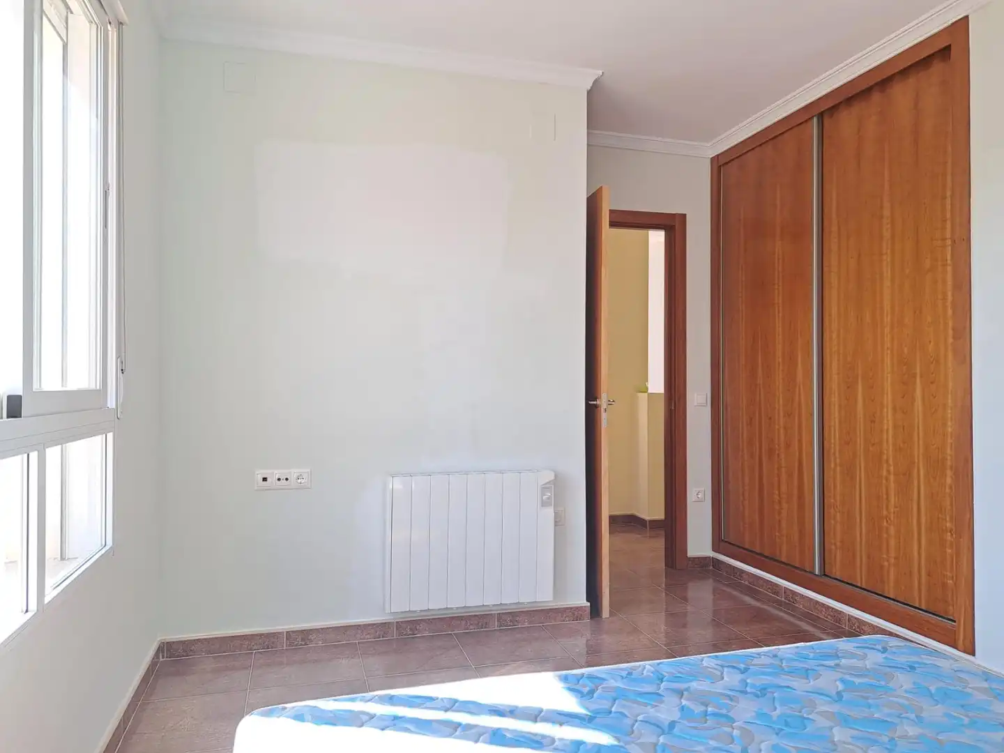 Habitación de Casa adosada en venta en Requena con Calefacción, Terraza y Trastero