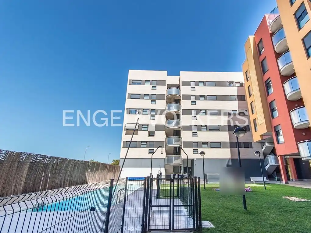 Außenansicht von Wohnung zur Miete in Madrid mit Heizung, Parkett und Schwimmbad