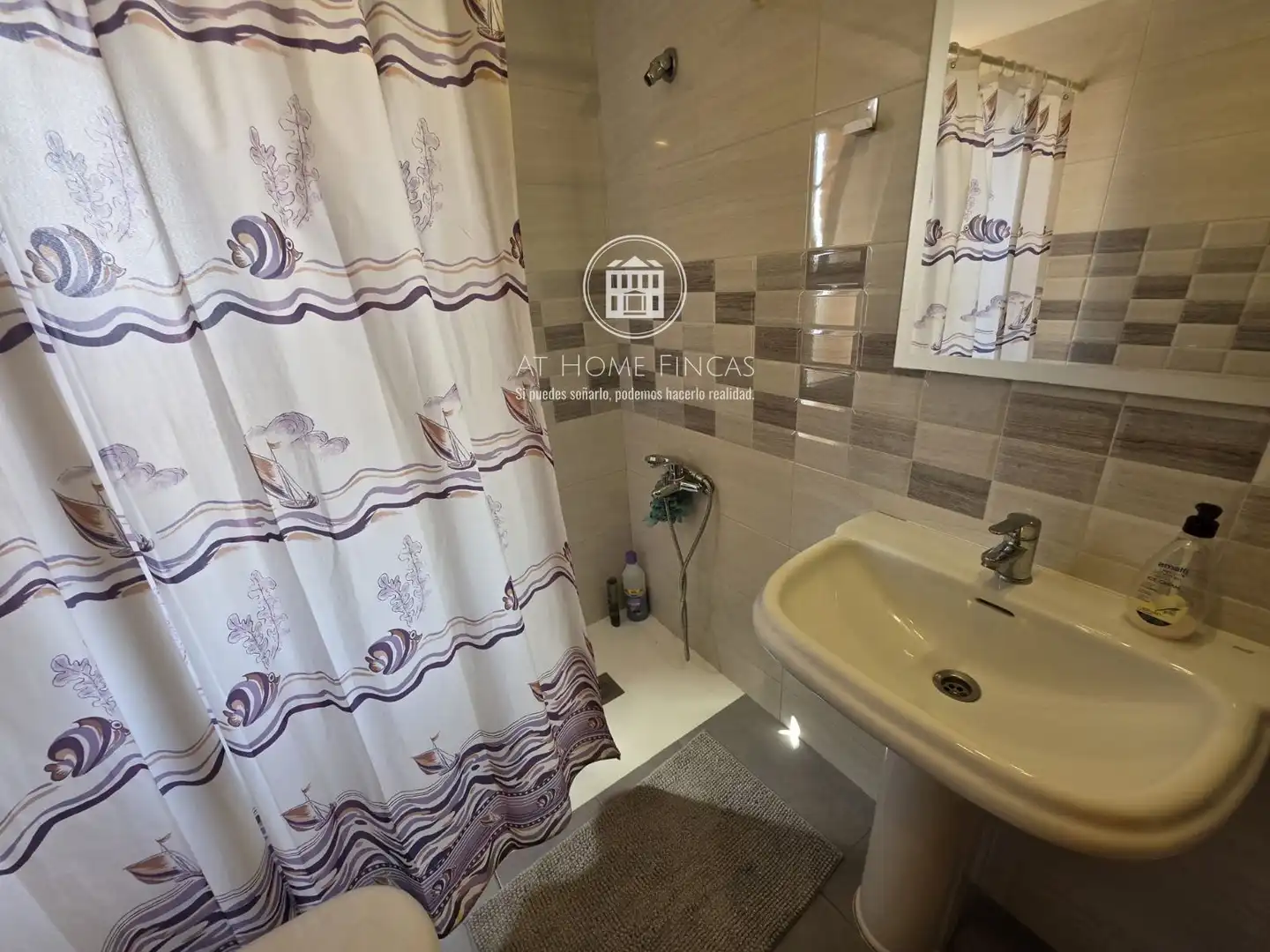 Bathroom of Flat for sale in Roda de Berà  with Terrace, Swimming Pool and Community pool
