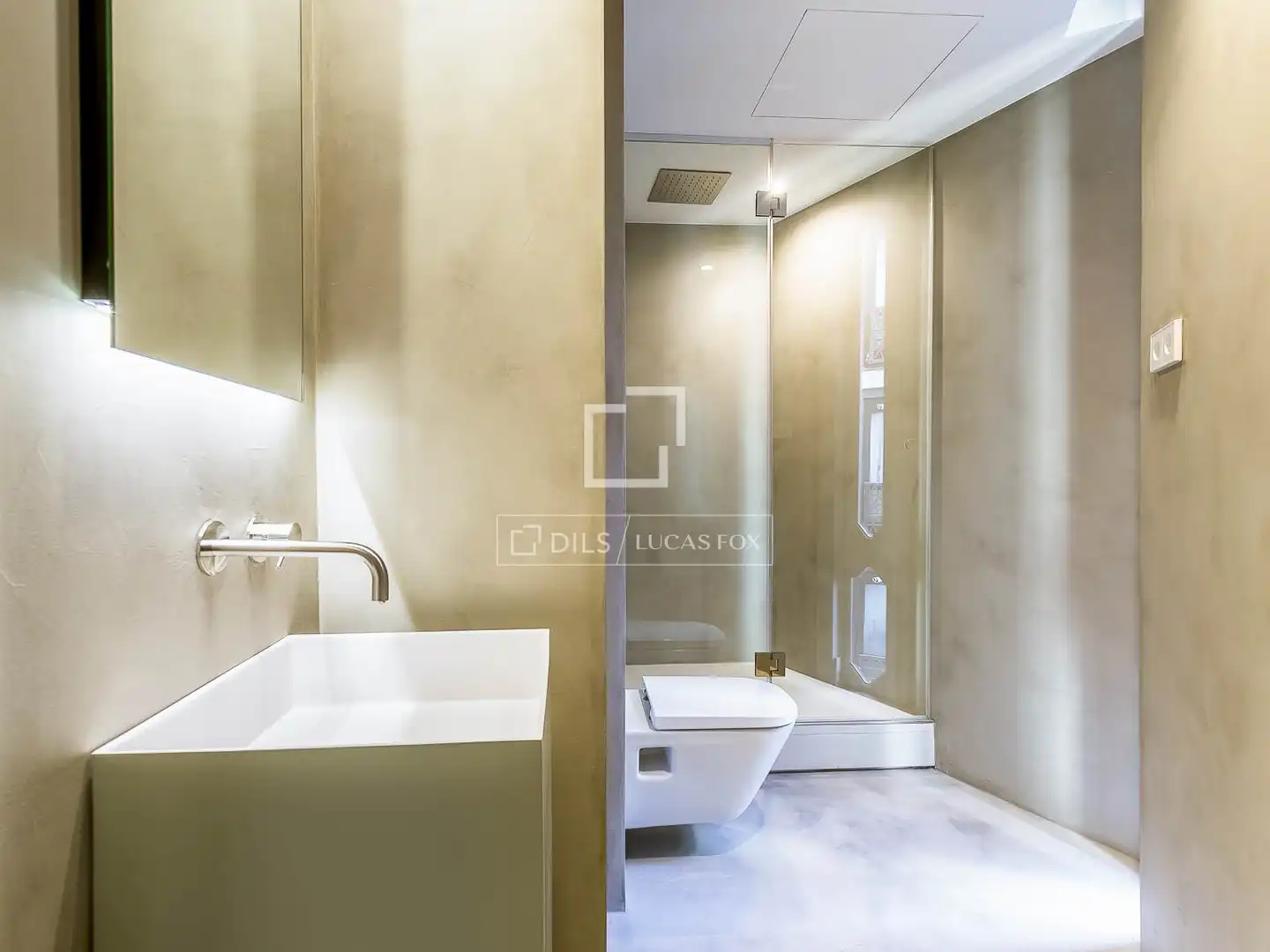 Badezimmer von Wohnung zum Verkauf in Barcelona mit Klimaanlage, Heizung und Privatgarten