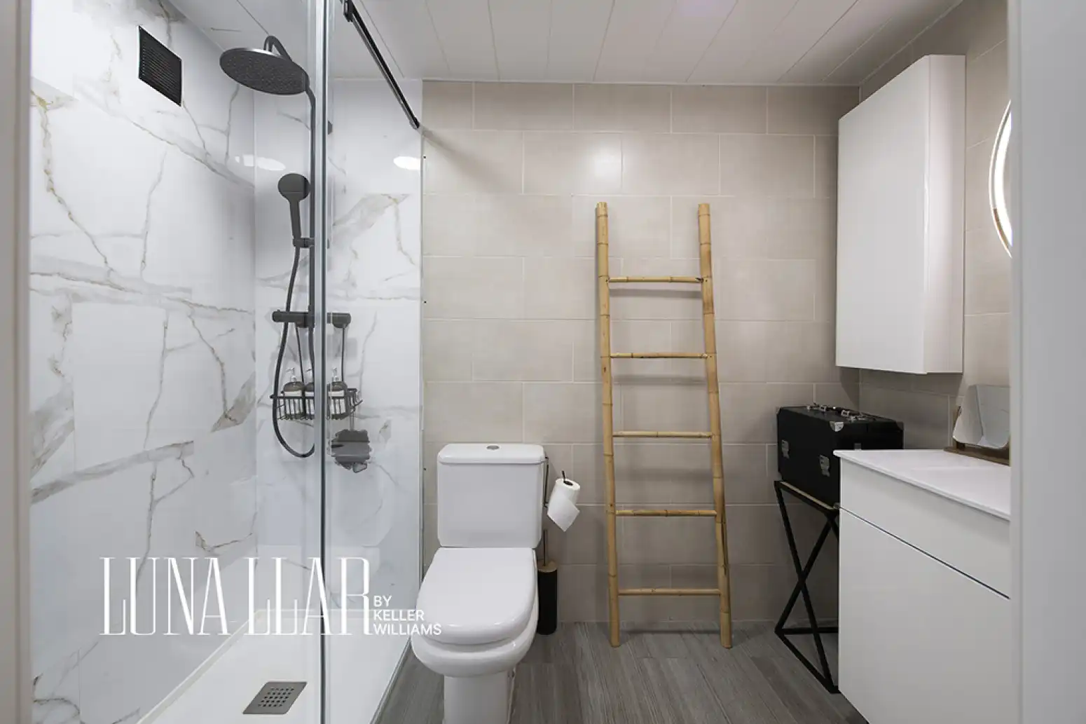 Badezimmer von Dachboden zum Verkauf in Cambrils mit Klimaanlage, Heizung und Privatgarten
