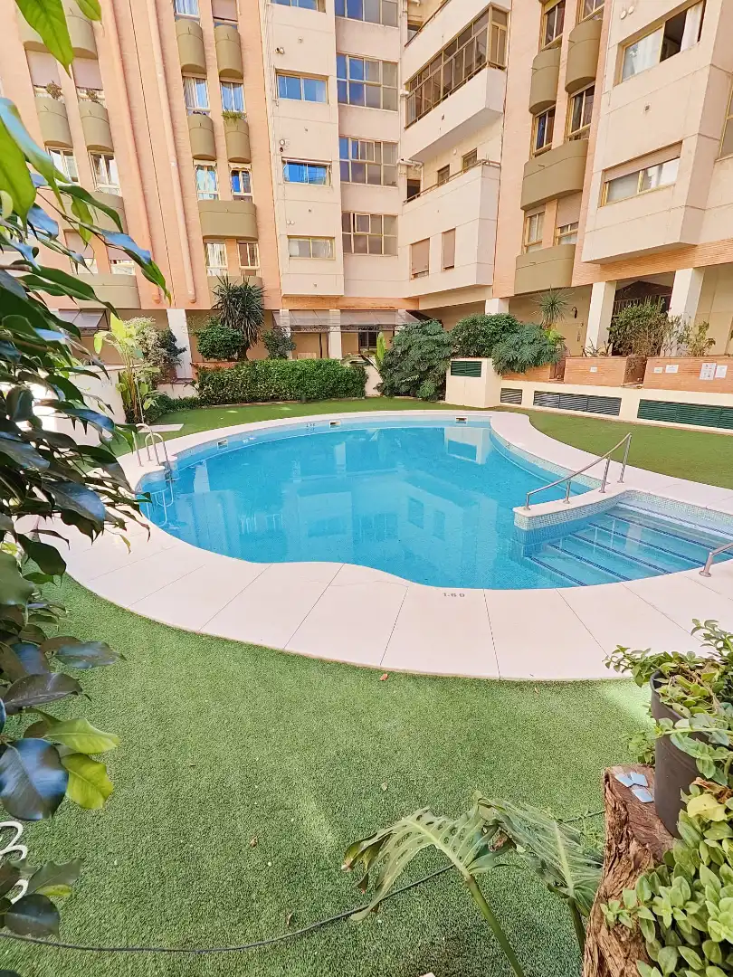 Schwimmbecken von Wohnung zum Verkauf in Sevilla mit Klimaanlage, Terrasse und Gemeinschaftspool