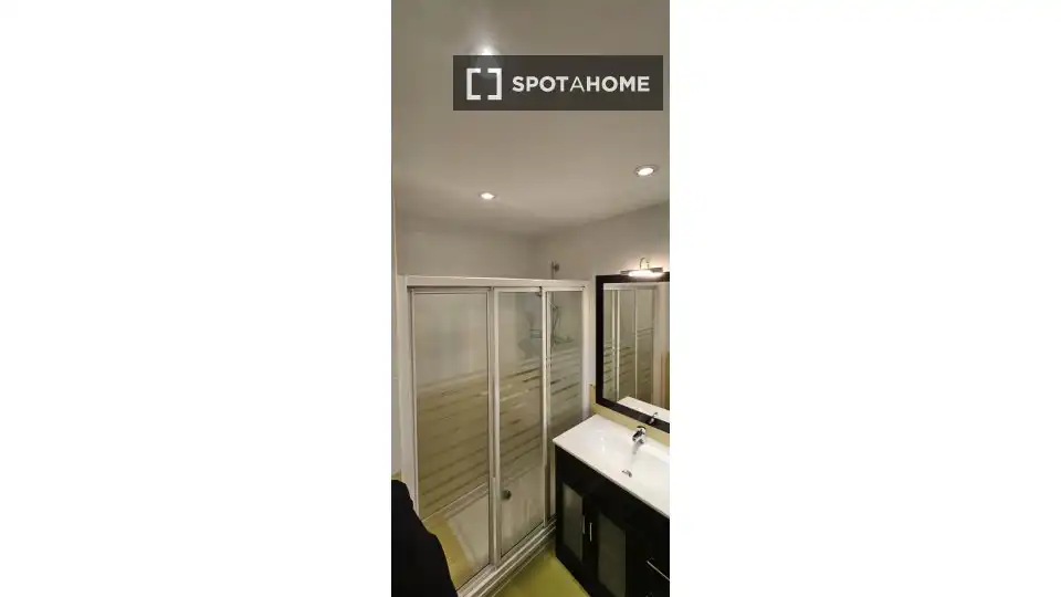 Baño de Piso de alquiler en Alcalá de Henares con Aire acondicionado, Calefacción y Amueblado