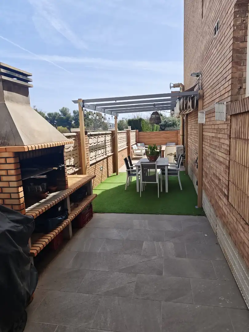 Terrasse von Einfamilien-Reihenhaus zum Verkauf in Cubelles mit Klimaanlage, Heizung und Privatgarten