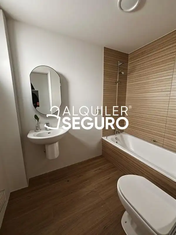 Baño de Piso de alquiler en Casares con Terraza, Trastero y Amueblado
