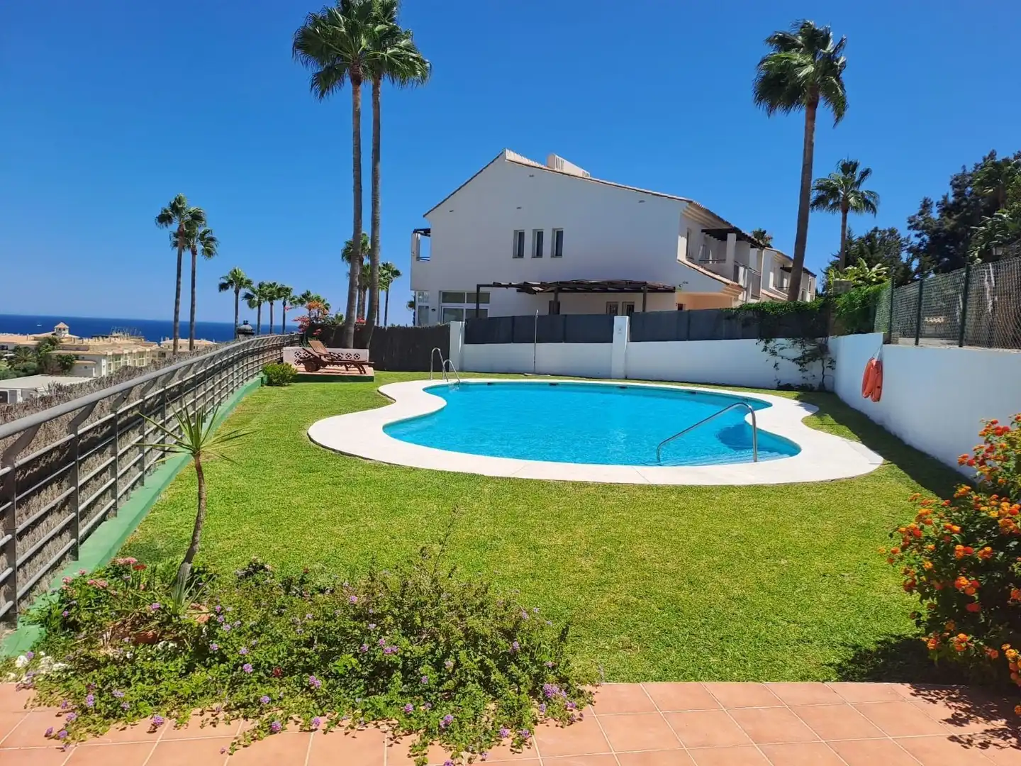 Garten von Einfamilien-Reihenhaus zum Verkauf in Manilva mit Klimaanlage, Heizung und Privatgarten