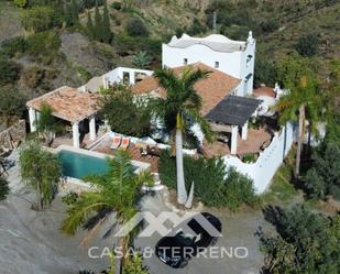 Vista exterior de Casa o xalet en venda en Vélez-Málaga amb Aire condicionat, Jardí privat i Terrassa