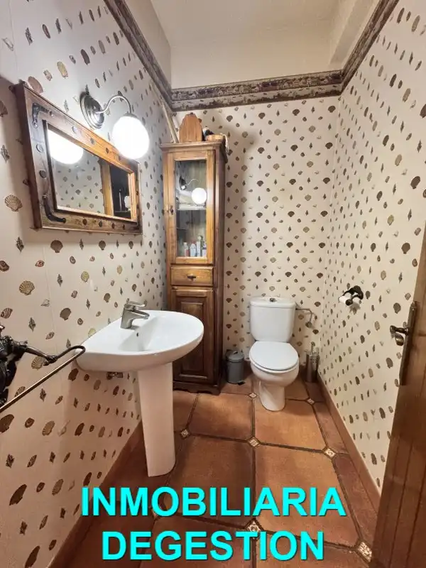 Bany de Casa adosada en venda en Linares amb Aire condicionat, Calefacció i Jardí privat