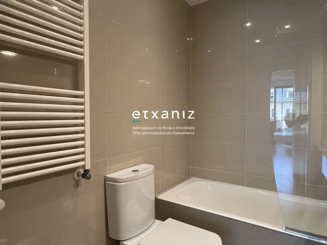 Baño de Piso de alquiler en Donostia - San Sebastián  con Calefacción, Terraza y Horno