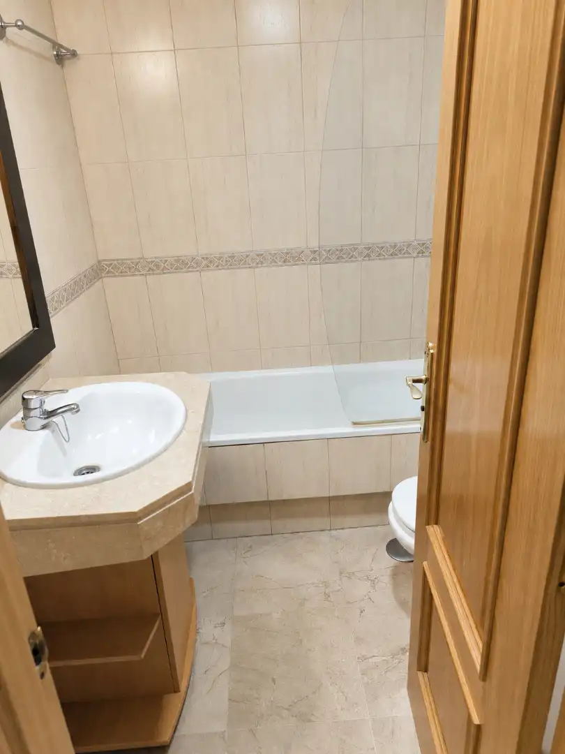 Bathroom of Flat for sale in Sevilla  with Air Conditioner, Heating and Terrace