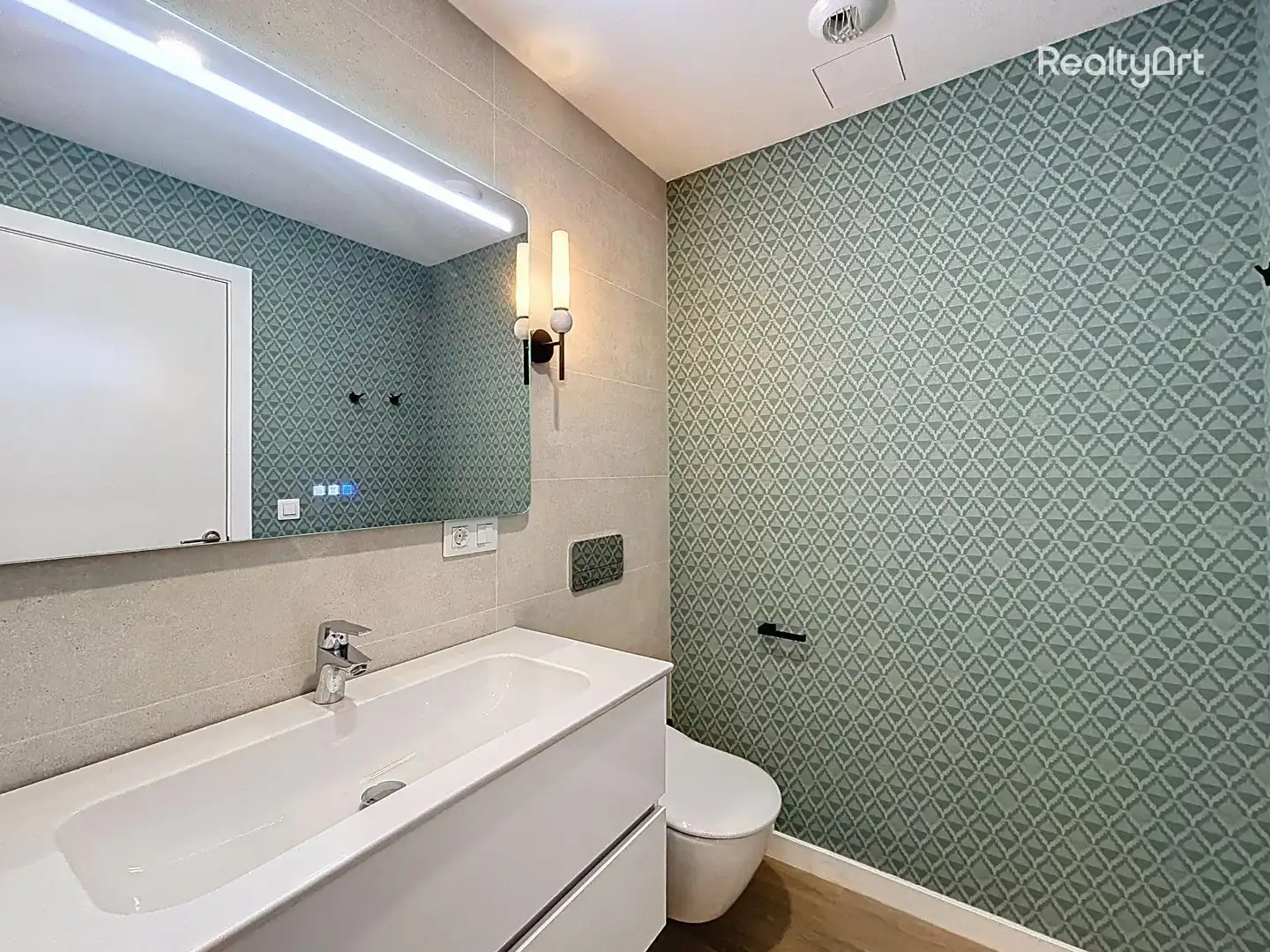 Bathroom of Flat for sale in Sevilla  with Air Conditioner and Furnished