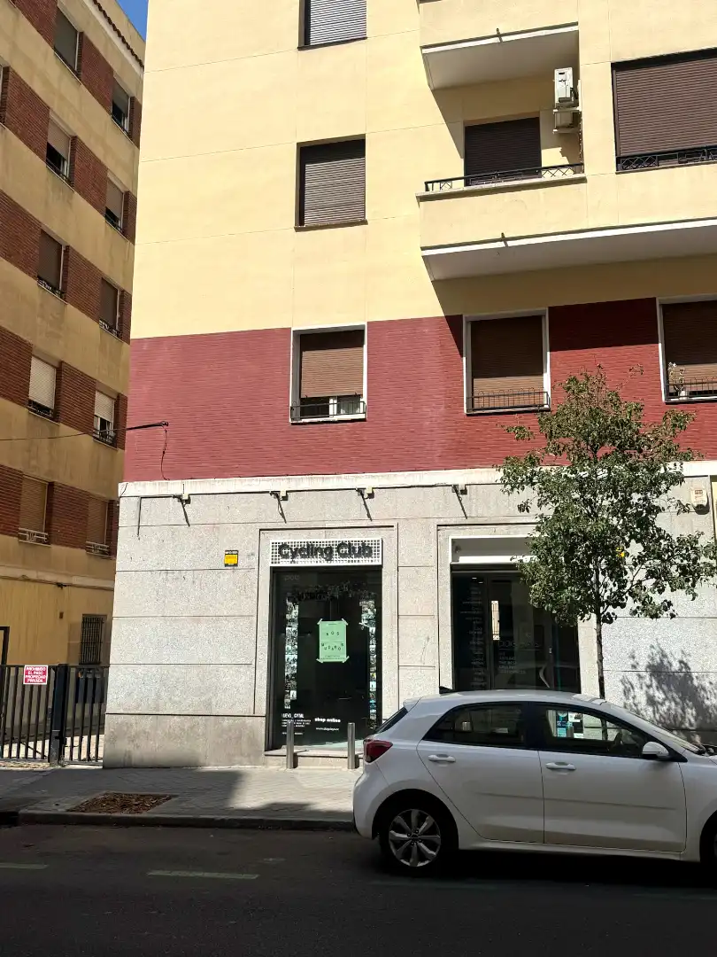 Vista exterior de Local en venda en Madrid amb Calefacció